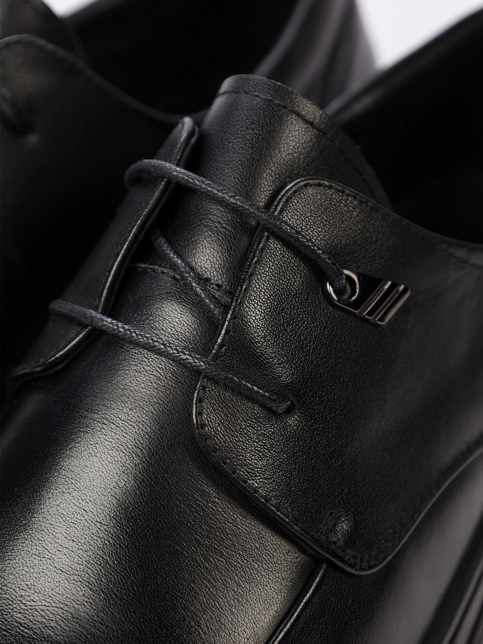 Туфли-дерби черного цвета со шнуровкой